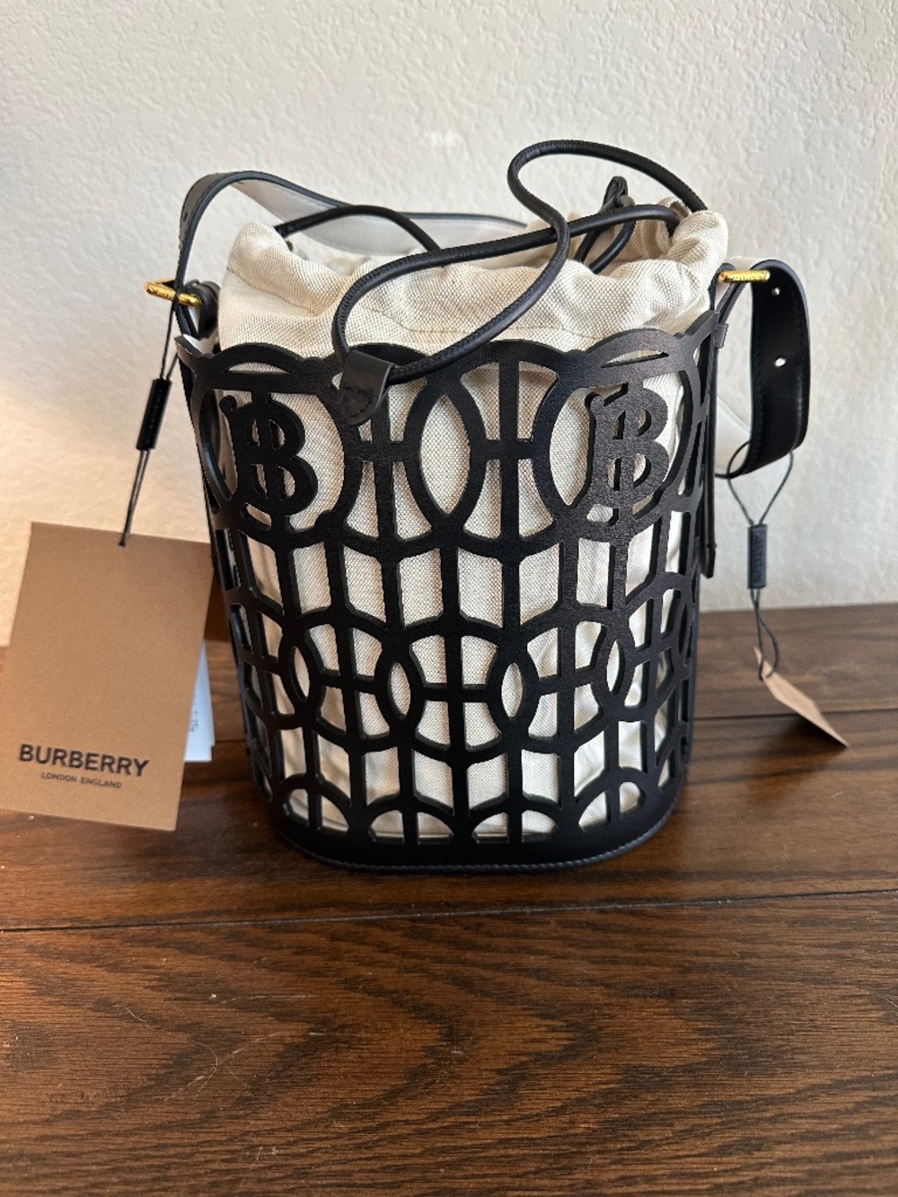 Burberry Lasercut Leather Bucket Bag | Black |